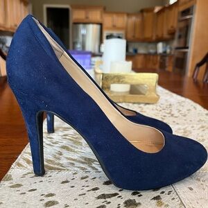 Gorgeous navy Jessica Simpson size 8 pumps. Gently used
